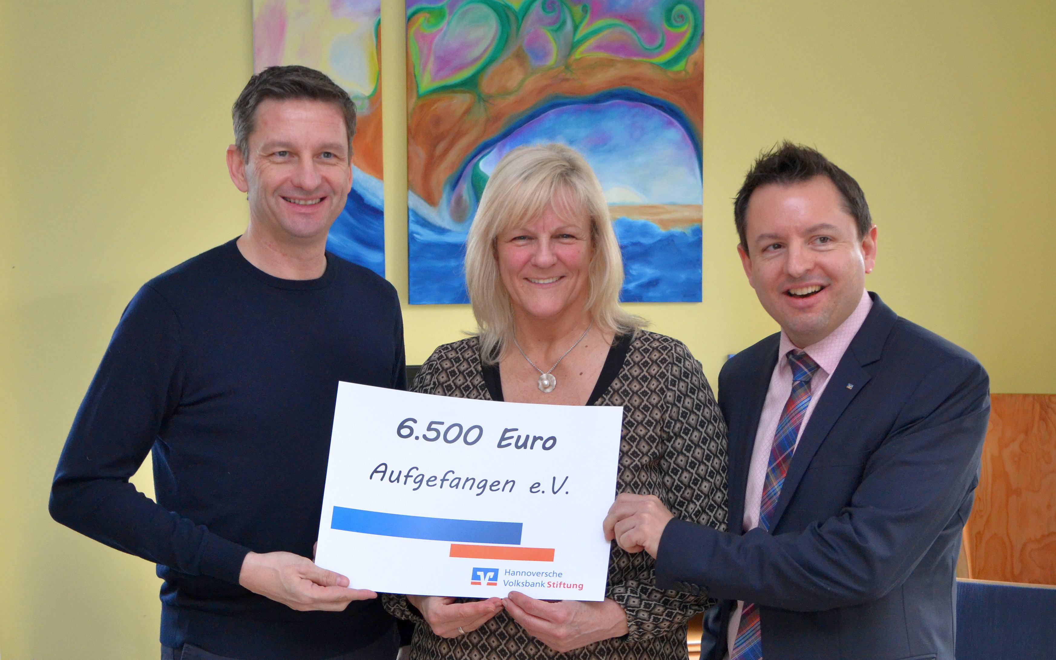 Die Stiftung Hannoversche Volksbank hilft mit einer 6500 Euro-Spende.
