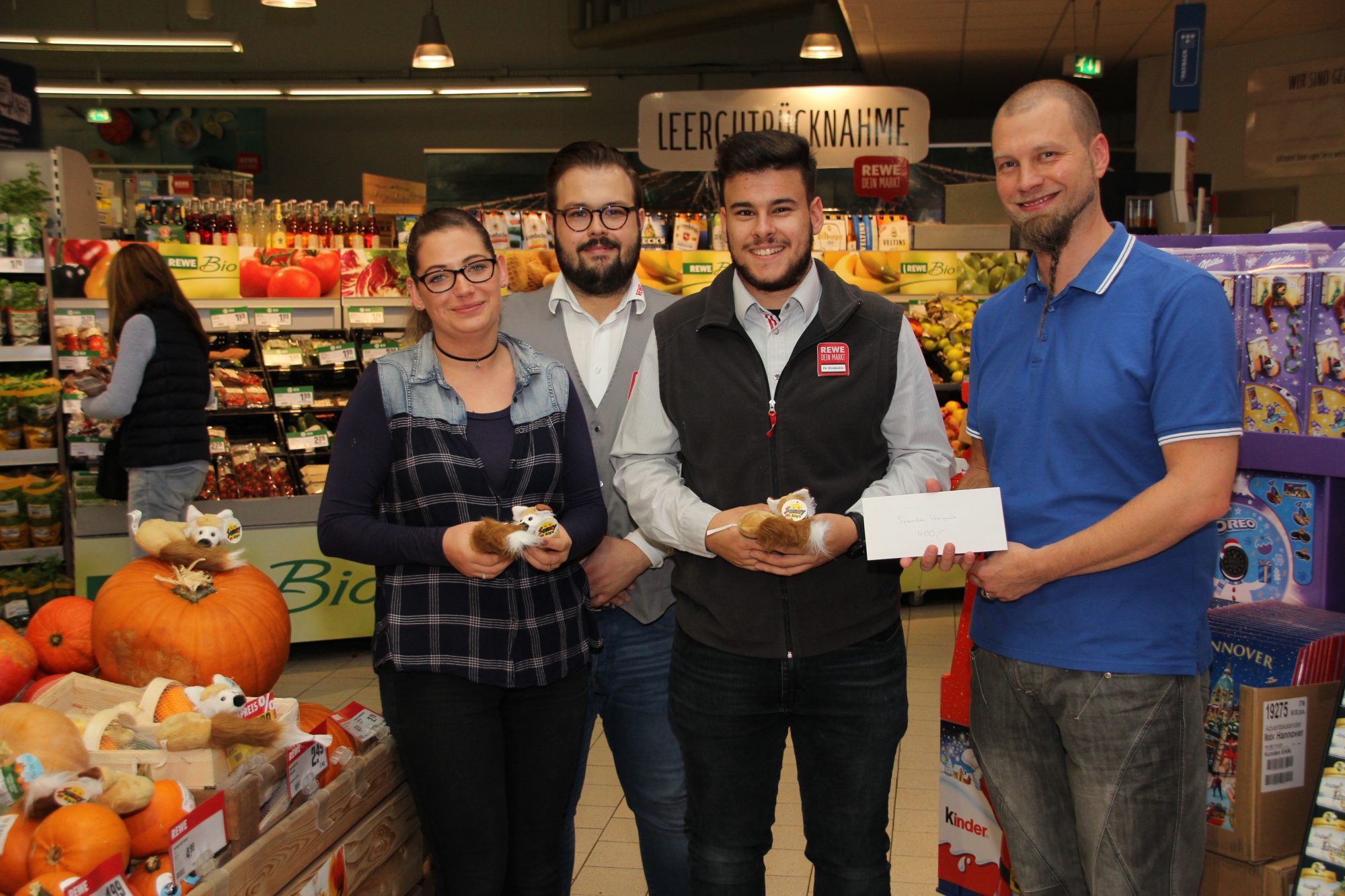 Azubis vom REWE-Markt sammeln für den Fuchsbau