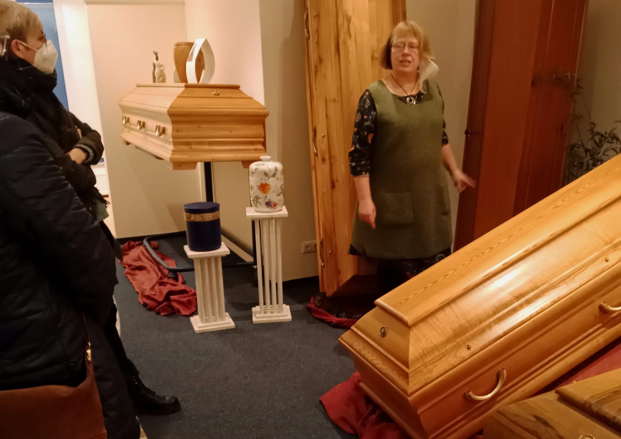 Ehrenamtliche zu Besuch beim Bestatter